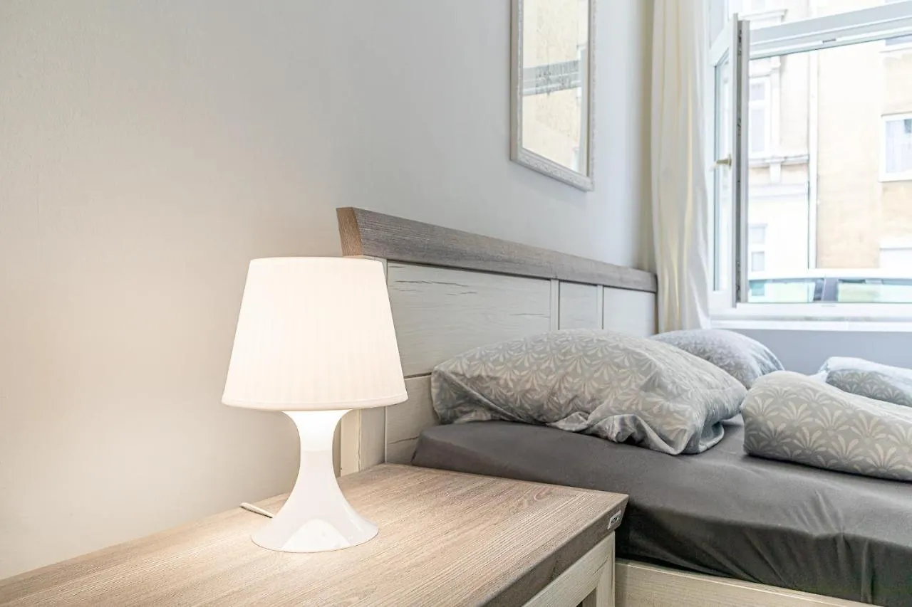 Apartment 9 Min From City Center - Lovely Studio Near U1 Reumannplatz Vienna