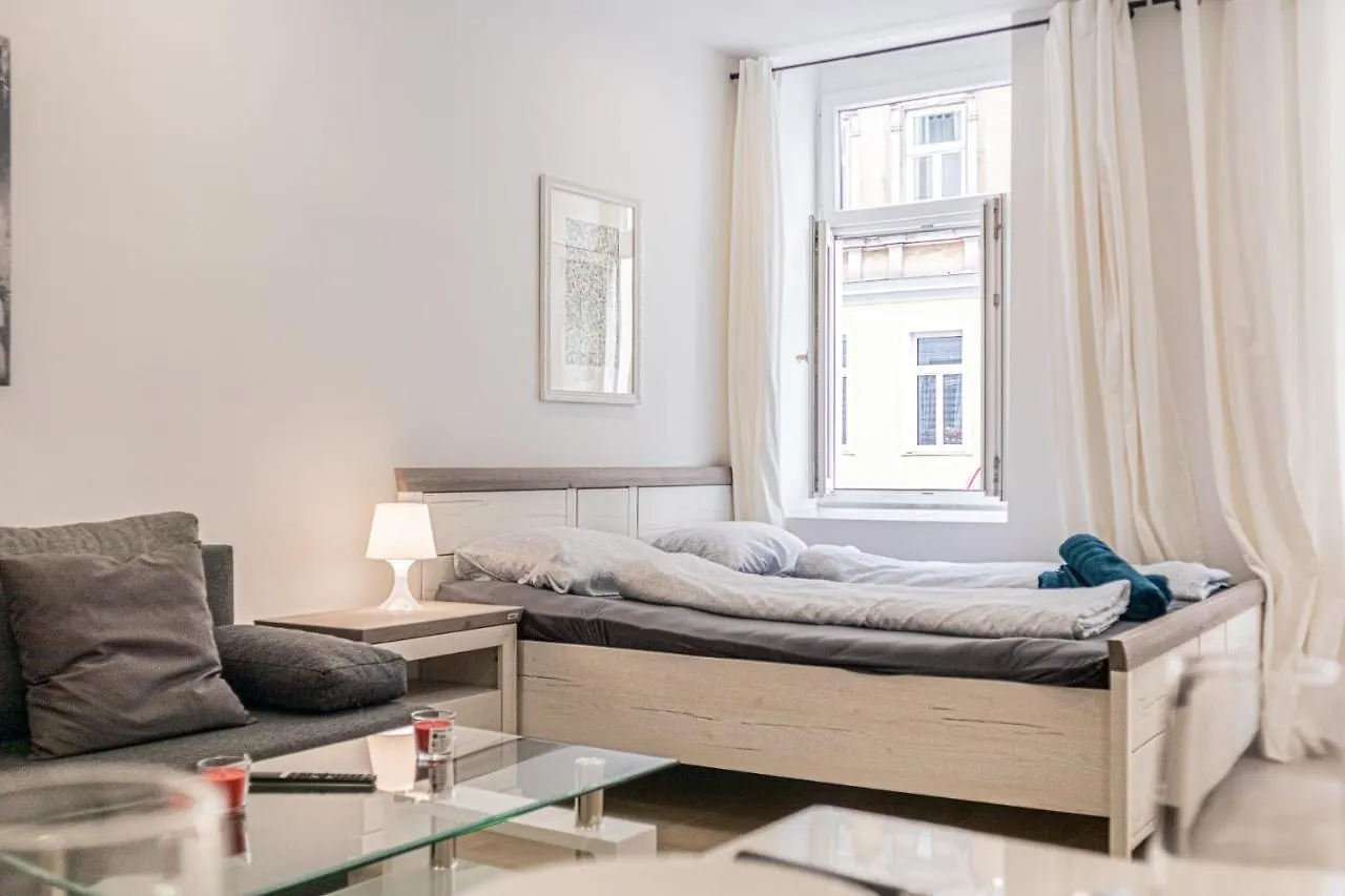 9 Min From City Center - Lovely Studio Near U1 Reumannplatz Vienna Apartment
