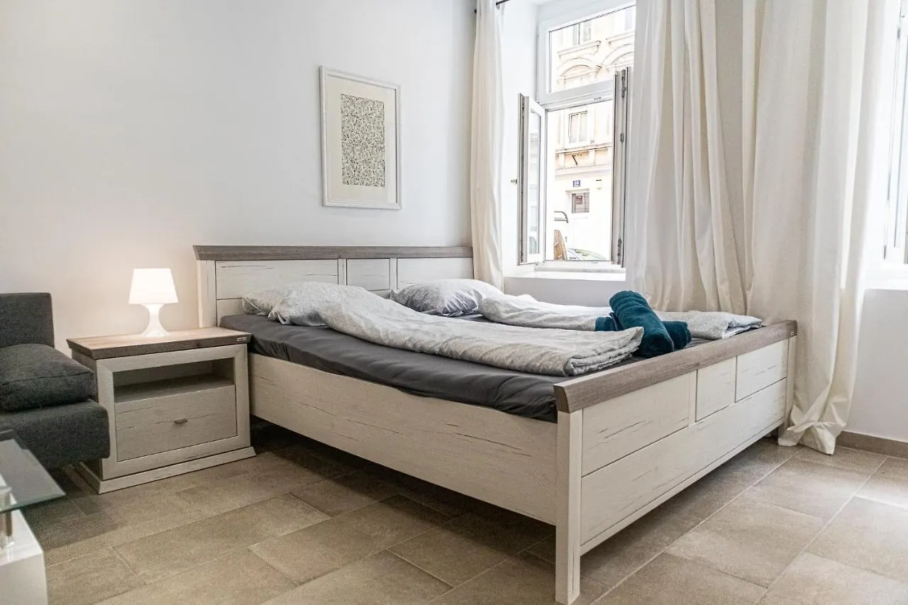 Apartment 9 Min From City Center - Lovely Studio Near U1 Reumannplatz Vienna